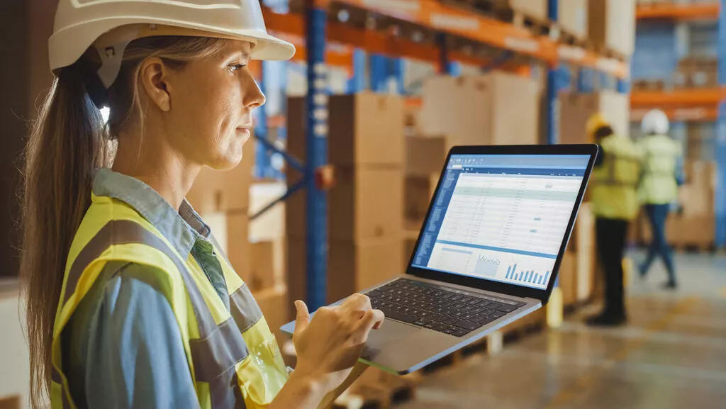 Mulher com EPI's mexendo em roteirizador