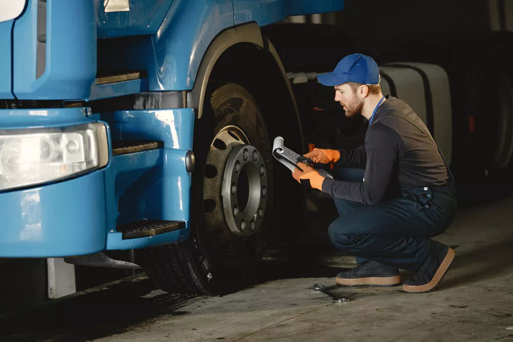 Mecânico realizando a manutenção de frota