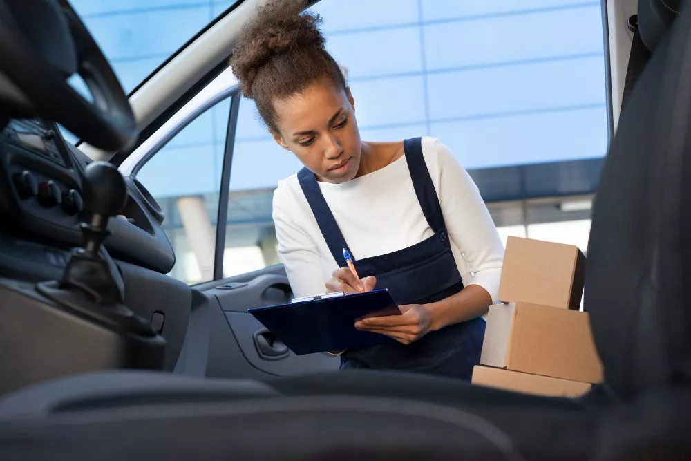 Mulher fazendo vistoria nas frotas